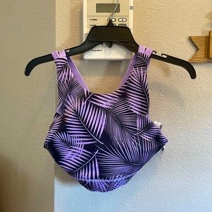 Brand new chestee sports bra - never worn size 6